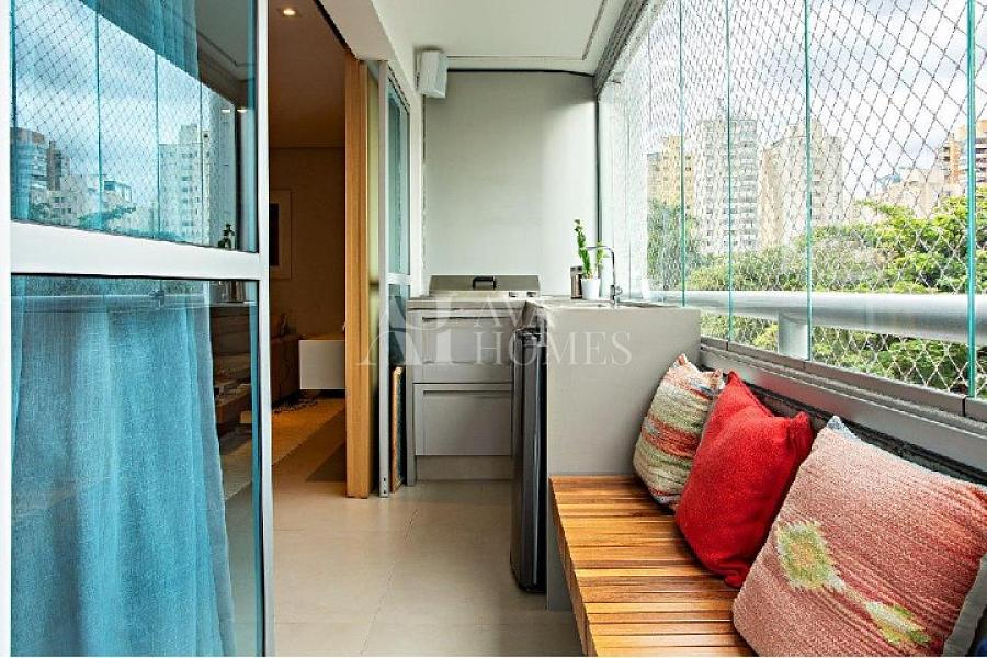 Edificio La Tour Lumiere de Courreges Varanda