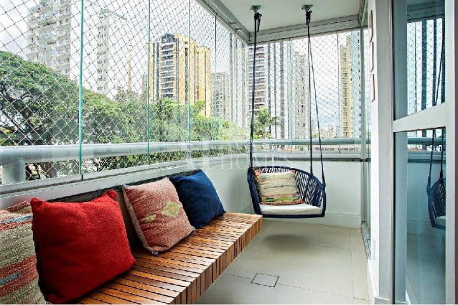 Edificio La Tour Lumiere de Courreges Varanda